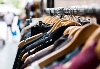 Cabide de roupas consertadas pelas nossas especialistas