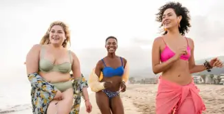 Mulheres na praia com biquini JC dias