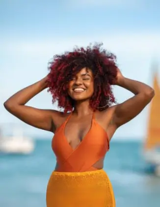 Mulhere na praia com maiô JC dias